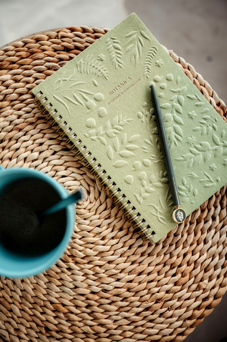 Nyugodt környezetben lévő jegyzetfüzet és kávé, az újrakezdés első lépéseit segítő ingyenes PDF szimbóluma.